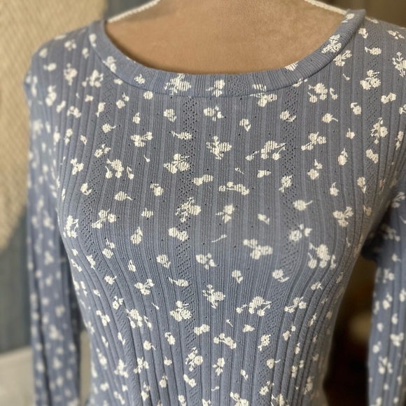 Aero The OG Tee Collection Blue Floral Ribbed Lettuce Edge Top - Picture 4 of 9